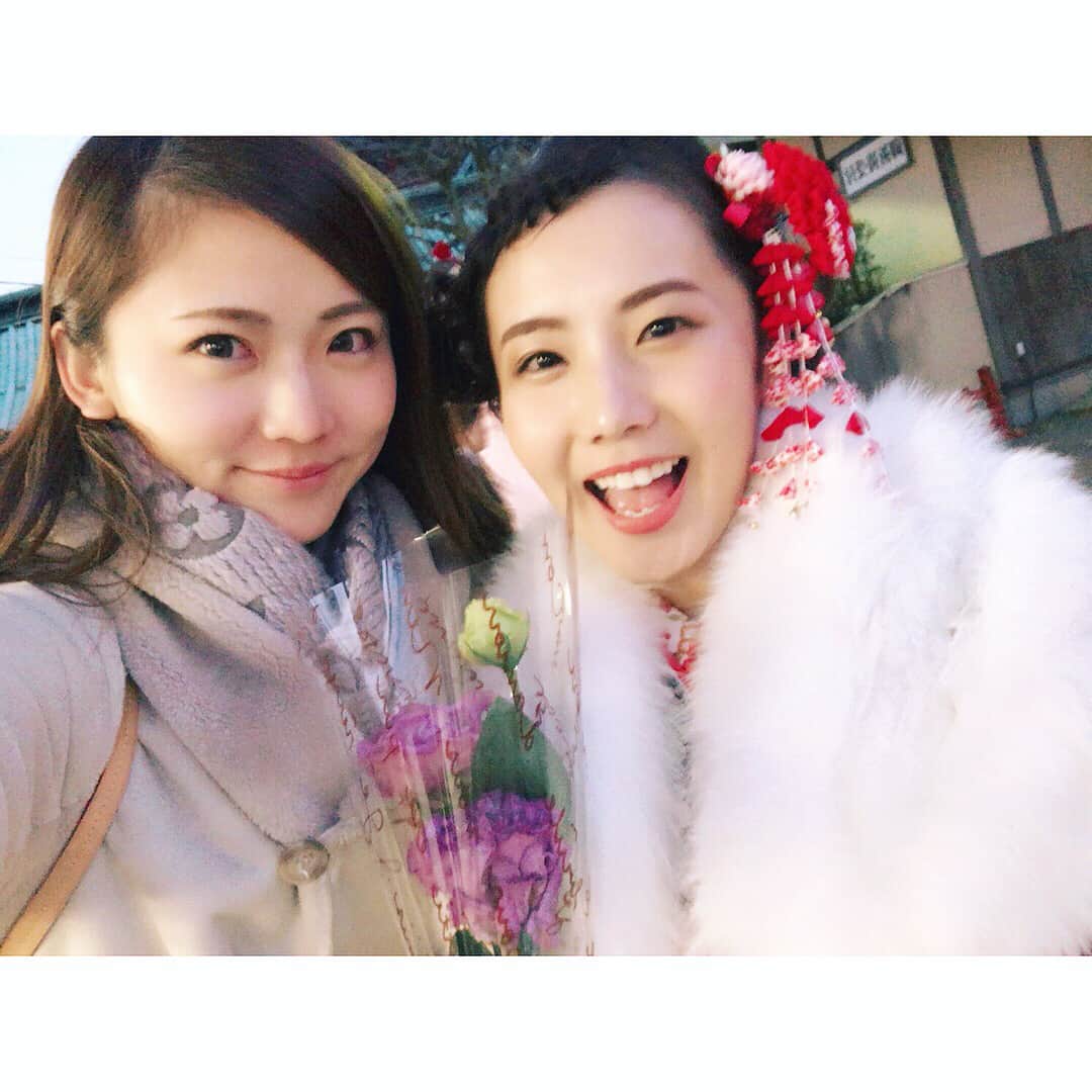 姫野れみのインスタグラム：「あけましておめでとうございます🎍 そして新成人の皆様おめでとうございます！ 年末年始バタバタで遅くなってしまってすみません💦 静岡の成人式は日本一早いので、 3日にまほの成人式がありました！ 早いもので12/15でハタチになったまほ👧🏻 3年前にれみも着た、姉妹で一緒の振袖が とってもよく似合っていました👘💐 全身写真はスライドして2枚目を見てね♪ 今年もよろしくお願いします！ ・ ※ちなみにハワイの写真はまだ載せるつもりです❤︎笑 ・ #あけましておめでとうございます #今年もよろしくお願いします  #お正月 #成人式 #振袖 #初詣 #姉妹 #桂由美 #静岡 #神社」