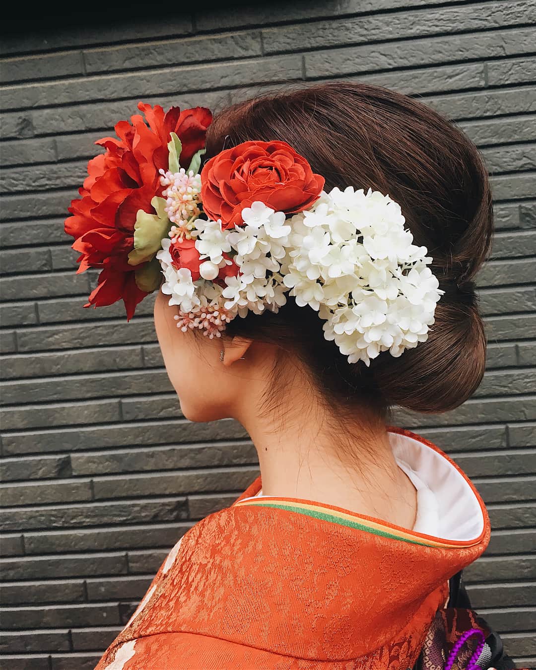 又来綾さんのインスタグラム写真 - (又来綾Instagram)「ヘアスタイルはこんな感じ✨大きなお花をつけたかったから、髪型は古風でシンプル😌✨ . . . #20years #20 #japan #japanesegirl #japanese #japanesefashion #ootd #red #flower #成人式 #振袖 #着物 #うなじ」1月9日 20時50分 - matarai_aya