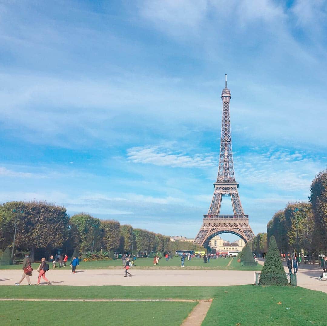 アーカーさんのインスタグラム写真 - (アーカーInstagram)「. パリのボンマルシェという老舗デパートでAHKAHのジュエリーが取り扱われています💕 . パリのスタッフから素敵な写真が届きました🇫🇷✨✨ . パリでもっとも有名でもっとも多くの観光客が訪れるエッフェル塔❣️ 建築家のソーヴェストルと技師のギヨーム・エッフェルが、1889年にパリ万博のために設計しました⭐︎ 鉄の貴婦人と呼ばれるエッフェル塔は、第三展望台からは、シャン・ド・マルスやシャイヨー宮、人類博物館をはじめ、サクレクール寺院やシャンゼリゼ通り、凱旋門などを眺めることができます💕 . パリに旅行へ行く際には、ぜひボンマルシェのAHKAHへお立ち寄りください✨ . #AHKAH #jewelry #paris #France #bonmarché #eiffeltower #アーカー #パリ #ボンマルシェ #エッフェル塔 #🇫🇷」1月9日 21時02分 - ahkah_official