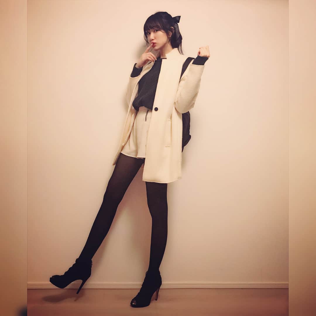 のインスタグラム：「今日は暖かかったから、久々に脚を出しました！ (この時期黒タイツだけでも、私は脚出しだと思っています) #coat .... #zara #bag .... #prada  #bottom .... #marcbymarcjacobs  #knit .... #handm  #fashion #japanesegirl #ootd #instadaily #zarafashion #ザラ女」