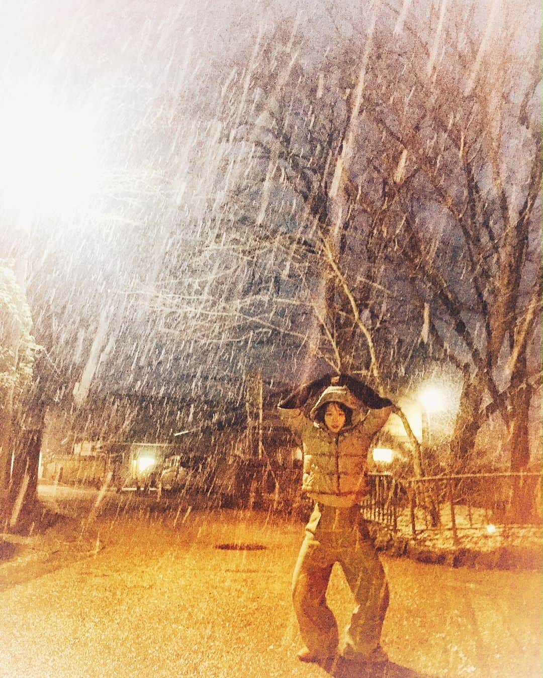 吉岡里帆さんのインスタグラム写真 - (吉岡里帆Instagram)「今晩は明け方まで雨降です。 現場のスタッフさんが守り神様のように優しいので、 大変な撮影も乗り切れます。 皆様を早く「きみ棲み」の世界に連れて行きたいです。  @kimisumi_tbs  #きみが心に棲みついた」1月9日 21時23分 - riho_yoshioka