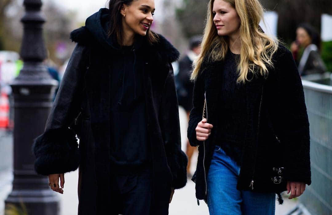 STREET STYLEのインスタグラム：「@binxwalton & @annaewers, photo by Adam / @le21eme」