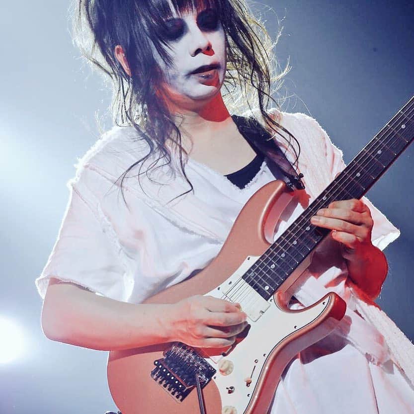 のインスタグラム：「‪The “Little” Guitar Kami of #BABYMETAL ‘s #Kamiband has passed away in the METAL GALAXIES. We hope that he is now with his GUITAR MASTER A.Holdsworth and enjoying an epic guitar session with him. ‬ ‪We are the one‬ ‪Together‬ ‪We're the only one‬ ‪You are the one‬ ‪Forever‬ ‪#RIP #THEONE ‬」