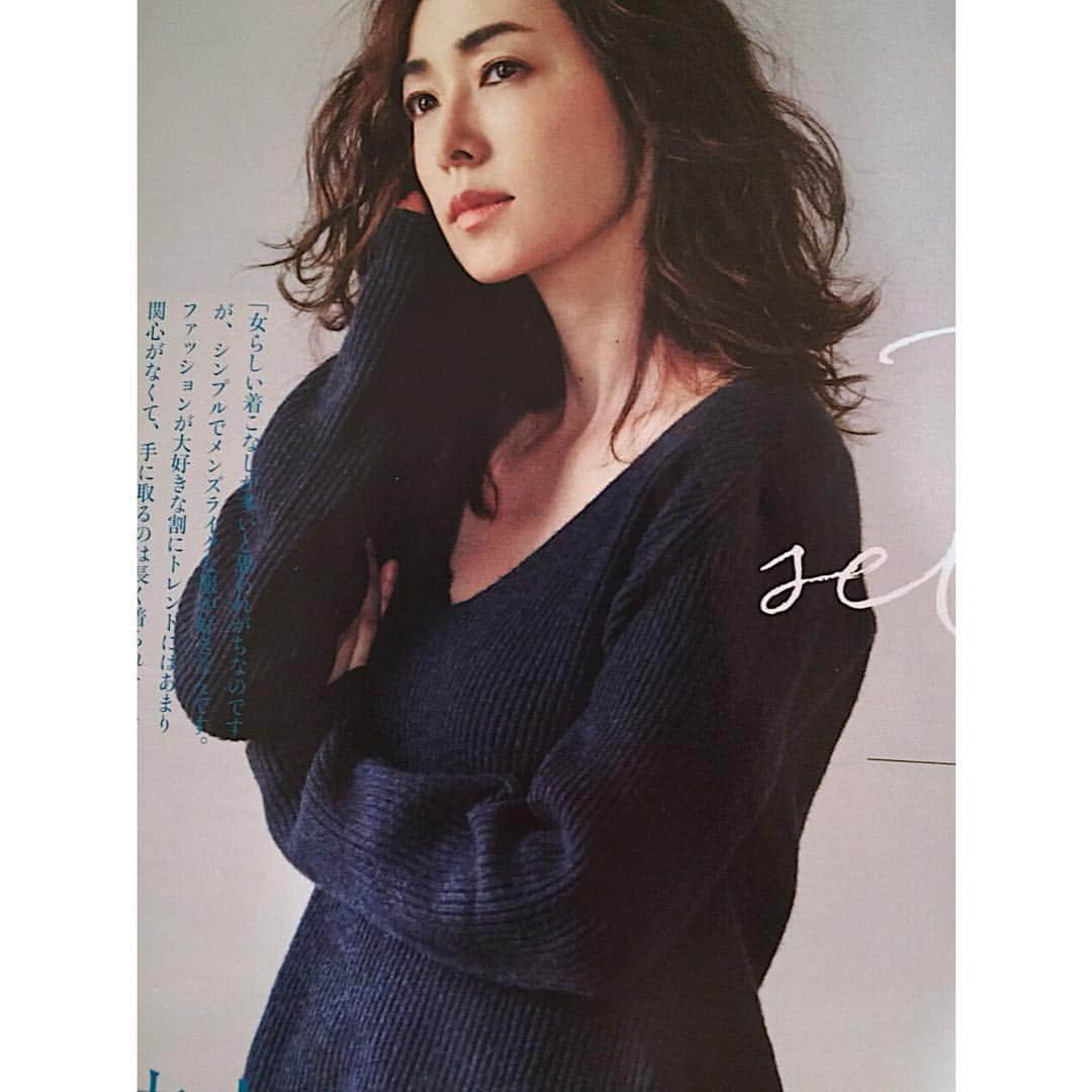 霧島れいかのインスタグラム：「STORY  2月号  長年愛用している私服紹介と インタビューを 載せていただいております✨  このニット本当にたくさん着てきたので さすがに毛玉もできてきてますが なんだかちょっと味になっちゃって大好きなのです。 そんな感じでざっくり着ちゃうのがまた好きです。 ・ ・  #fashion#magazine#story #coordinate#knit#hermes#photography」