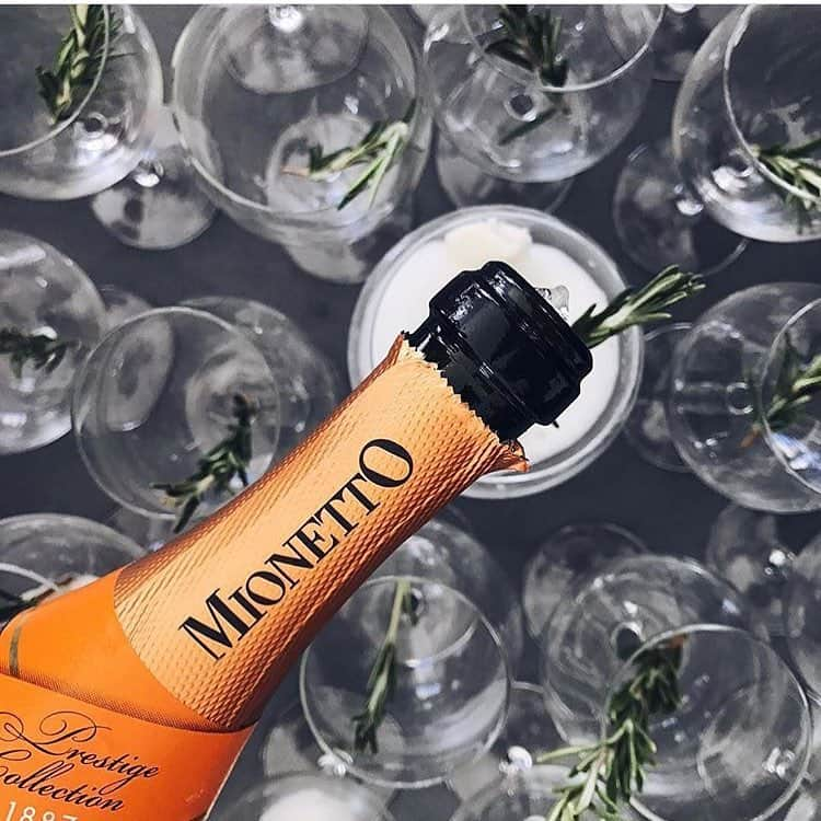 Mionettoのインスタグラム：「A sprig of rosemary is just one way to add a seasonal twist to your glass of Prosecco 🍾 #mionetto #mionettodr #lovemionetto #labodega #mgc Thanks #mionettoproseccousa 📸」