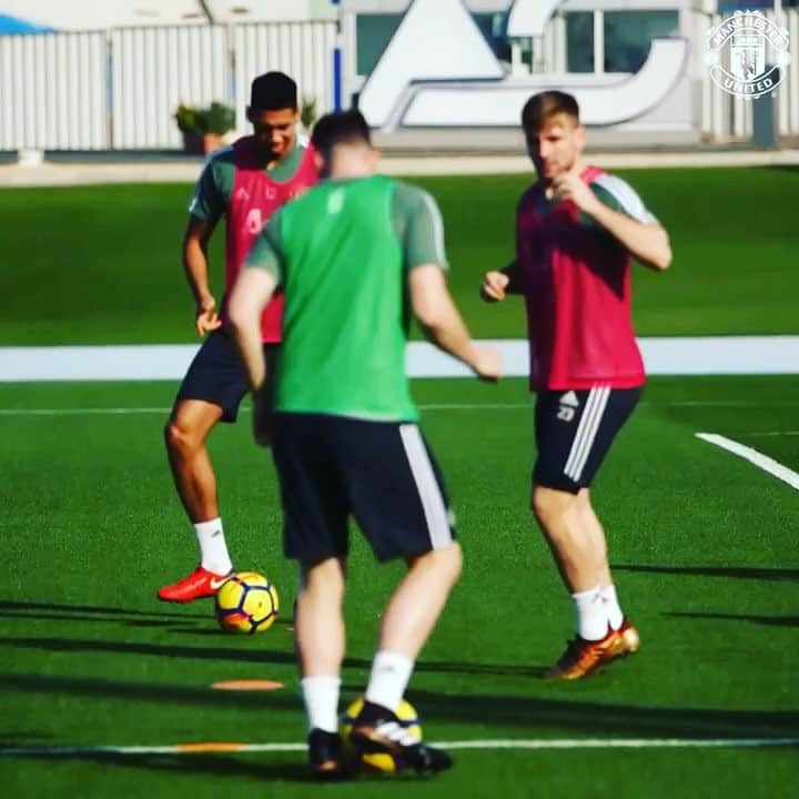 ルーク・ショーのインスタグラム：「Enjoying the first session in Dubai☀️ @philjones_4 @smalling #MUFC #Dubai #Training」