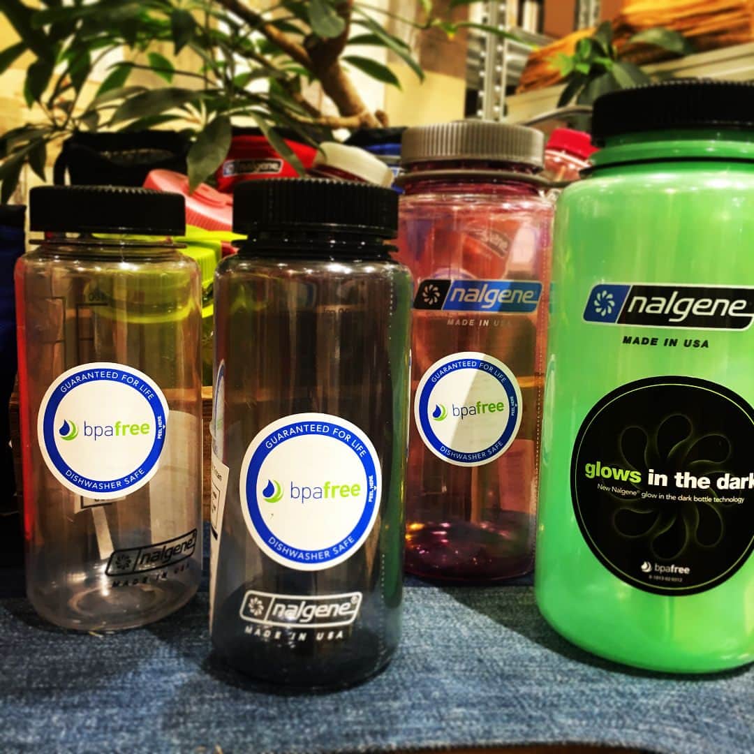 CRATE.JAPANのインスタグラム：「『Nalgene 』ナルゲンボトル . 独自システムの漏れない・軽い・凍結OK・熱湯OKの優れモノ(ㅅ´∀`*) . 家でも外でも、色んな使い方ができるのでほんに便利 (ㅅ´∀`*) 🎵 . CRATEではオーソドックスな定番モデルを取り揃えております。 . #ナルゲン#ナルゲンボトル#nalgene#nalgenebottle#アウトドア#outdoor#日々を楽しむ#キャンプ#ピクニック#ハイキング#科学者#研究開発#何本も#ボトルカバー#アウトドアグッズ#枚方crate#lifeisgood」