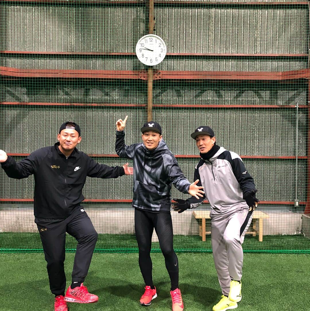 西岡剛のインスタグラム：「ハルキ君練習始まってますよ〜🤣 #西岡剛 #城所龍磨#中田翔#西川遥輝 #阪神タイガース#ソフトバンクホークス#日本ハムファイターズ#遅刻 #寝坊」
