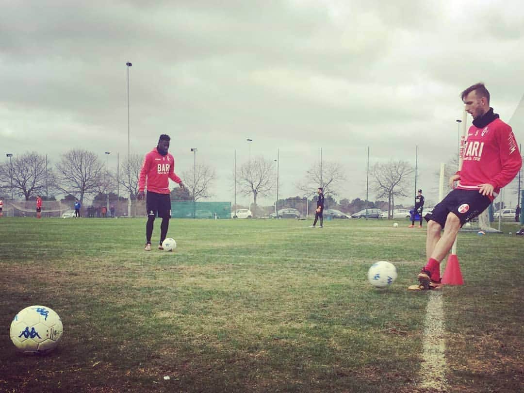 のインスタグラム：「🔙🔜☝️⚪🔴 #training #work #amalabari #forzabari」
