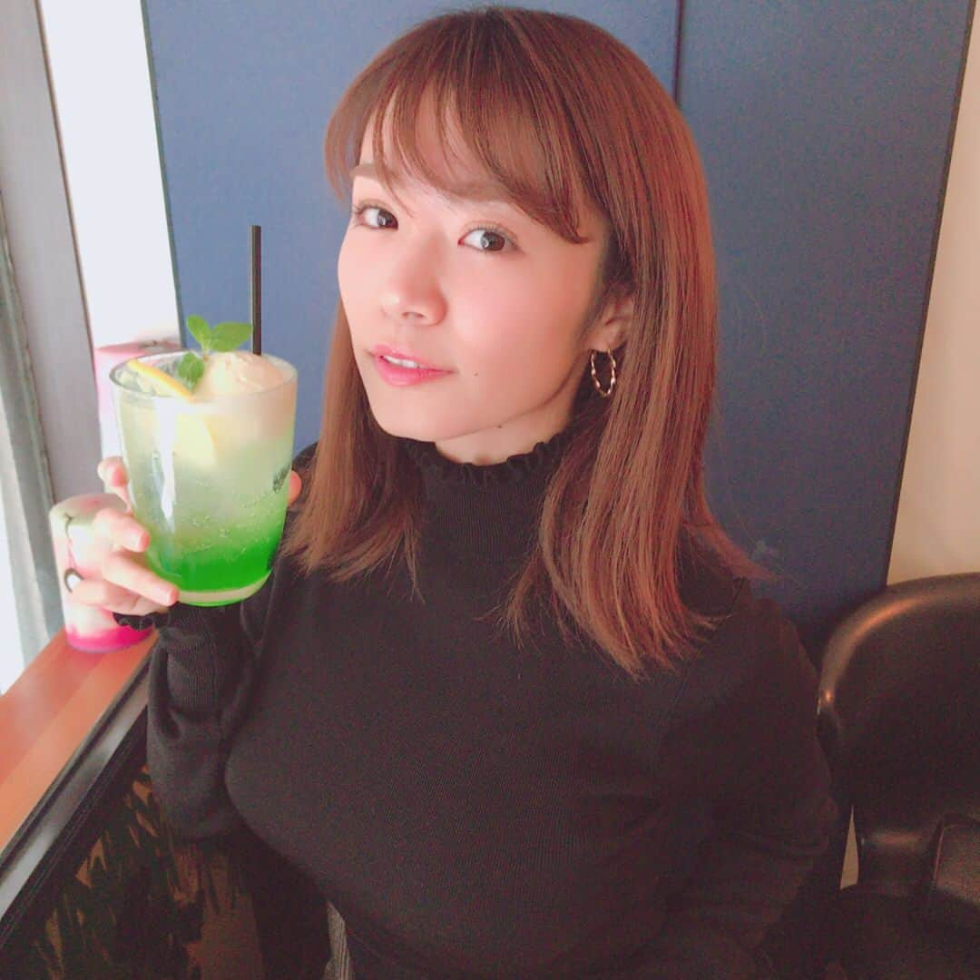 菜乃花さんのインスタグラム写真 - (菜乃花Instagram)「. 今日はぴったりニット。 シャレたメロンクリームソーダ！ . #菜乃花 #着衣巨乳」1月10日 18時16分 - nanoka0707