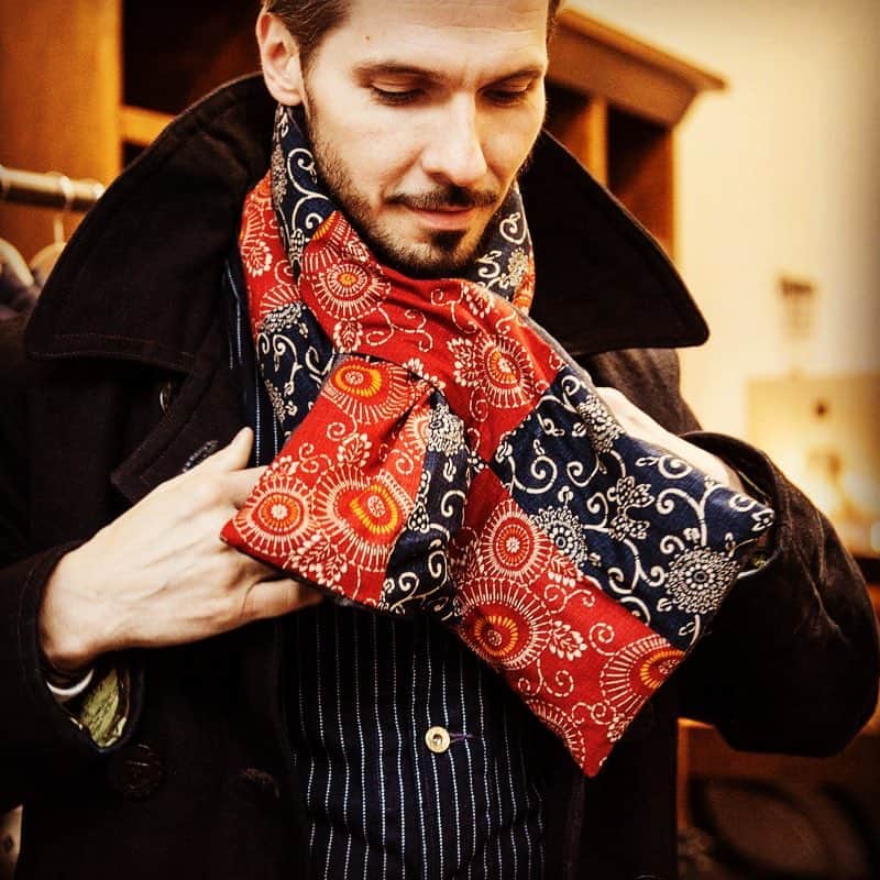 シェイ＝リーン・ボーンのインスタグラム：「Walked into a cool Vancouver store in Gastown #NIFTYDO  Bohdan ended up sporting their lastest arrival :)here are all the pics: https://nifty-do.com/blogs/lookbook/holmade-reversible-down-scarf」