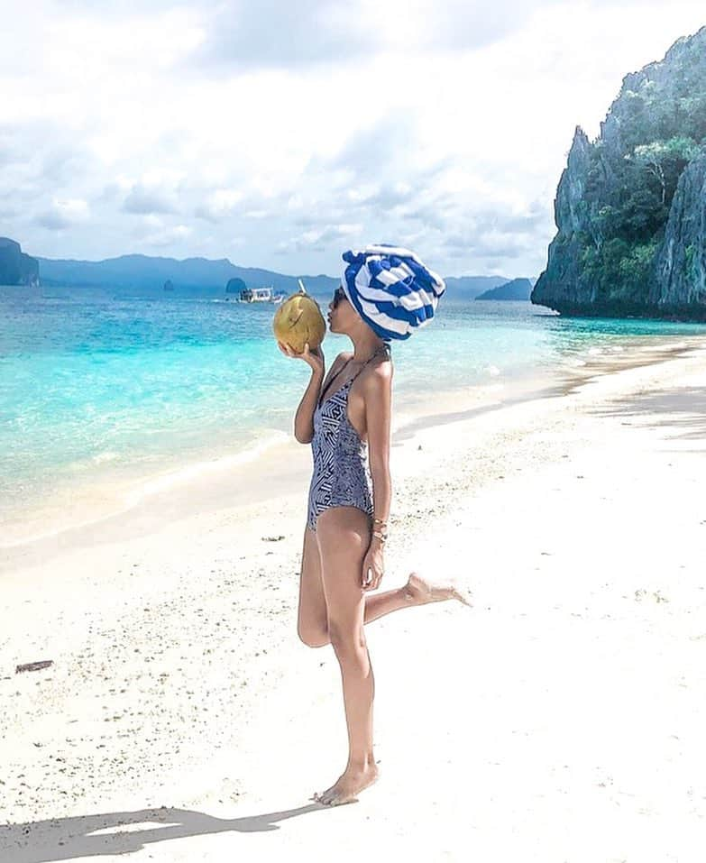 福井仁美さんのインスタグラム写真 - (福井仁美Instagram)「Sun ☀️ Beach 💦and Cold coconuts juice 🥥That’s all !!! ・ エルニド、、どこの島に行ってもこの海の色💙秘境の自然…レベルが違う‼︎ ・ #beautifulbeach #palawan #elnido #elnidoresorts #bikini #beachgirl #me #エルニド #パラワン #秘境」1月10日 11時55分 - hitton28