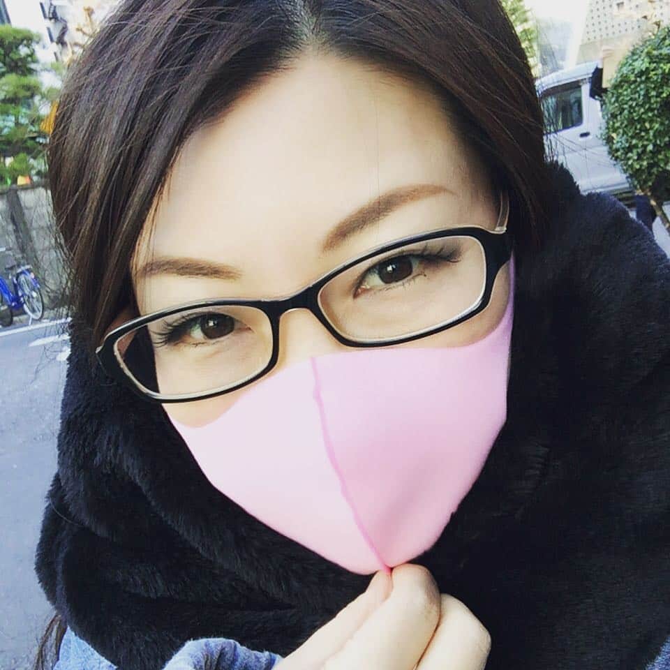 松井理子さんのインスタグラム写真 - (松井理子Instagram)「薬局でカラフルなマスクが売ってたから買ってみた！  なんか某有名ヒーローみたいじゃね？！w  #キン肉マン #ピンクマスク」1月10日 12時23分 - ume_ume_phot