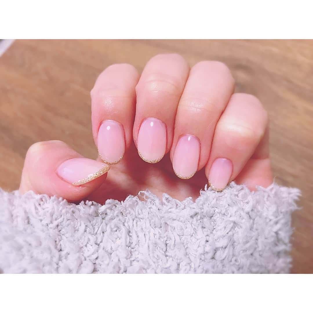 紗綾さんのインスタグラム写真 - (紗綾Instagram)「💅🏼#newnail  @nail_salon_em  撮影の為、今回はシンプルに✨ 先端だけちゃっかりゴールド⭐️ 2枚目、スッピン&広デコぱっちん すんません🙄w #nail #ネイル #ハンドネイル #シェルネイル #ゴールドネイル #冬ネイル」1月10日 14時49分 - saaya_official_