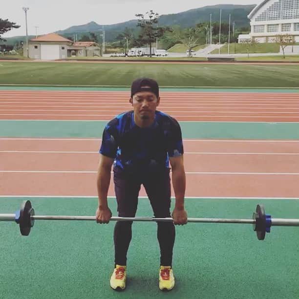 伊志嶺翔大のインスタグラム：「自主トレ‼️ ウエイトトレーニングのシメのクリーン‼️ 30キロバーベルでひたすらクリーン… しんど… #自主トレ#恩納村#赤間球場#ウエイトトレーニング#沖縄なかなか寒い#伊志嶺です」