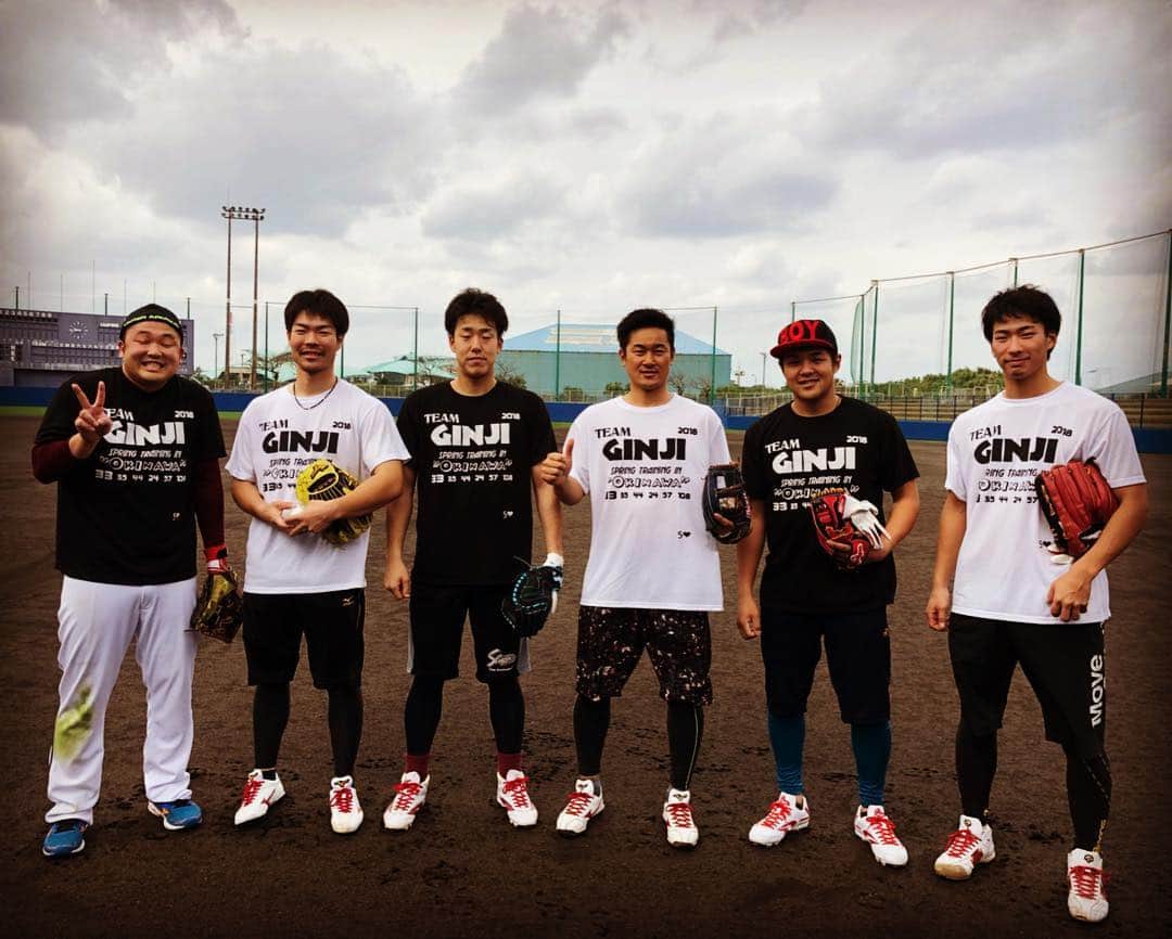 八百板卓丸のインスタグラム：「今年も銀次さんの自主トレに参加させてもらってます⚾️ 先輩方から色々学ぶ事が多く、とても良い自主トレになってます‼︎頑張ります💪 今年も応援よろしくお願いします🤝 #2018 #teamGINJI #springtrainingin #okinawa #33#35#44#24#57」