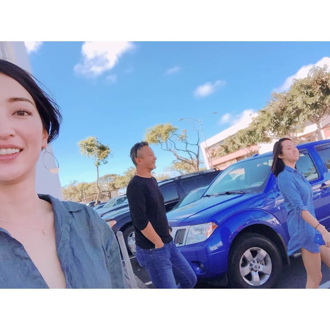 上野なつひさんのインスタグラム写真 - (上野なつひInstagram)「パワーもらってきたぁ🌺家族で年始過ごせてよかった(^^) 大好きな海。毎日でもいれる🌈 #hawaii #oahu  #waimanalo  #なつひhawaiitime  #父と妹と私  #もう日本に帰って来てます #おやすみ終わりました」1月10日 17時26分 - natsuhi