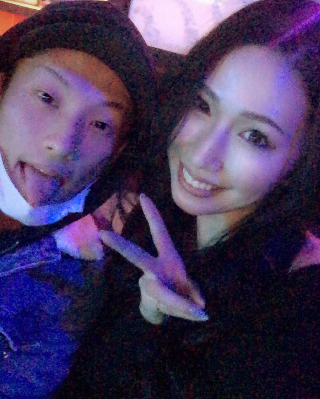佐山愛さんのインスタグラム写真 - (佐山愛Instagram)「・ スライドしてね👉🔜 ・ Post① ここどーこだ！！？ 鏡の仕様なのか、ポージングスキルの高さか なんかシュッとして撮れたわ〜〜❤︎笑 ・ Post② これだーれだ！！？ はい、お友達のまーくん @maa_official_ です♪ プロダンサー、振付師、ダンス講師の他 イベントのプロデュースなんかもしてるまーくんは 一見コワモテですが、笑 中身はとっても優しくてハートが熱い ナイスガイでございます❤️ ・ そんなまーくんがこの度。。。 ・ Post③ 神戸の三宮でCLUBをオープン✨✨ 火〜日までDJやダンサーさんがいて 毎日元気にCLUB営業という気合いの入ったお店👍🏻 女の子は平日無料だし リストバンドで未成年は差別化してるので 18歳からでも入場できて楽しめるとな！ まーくん、やりよる！！ ・ てなわけで。。。 ・ Post④&⑤ お祝いに行ってきちゃったよ！三宮！！ イェーーーーイ😁😁😁 おめでとぉぉぉぉぉぉぉっ🍾❤️✨ って佐山さん既に酔ってて 手がぶれぶれやないかーい！笑 まーくんと店長のマークくん(←ややこい) 綺麗に撮ってあげれなくてごみん🤣 ・ Post⑥ シャンパンでカンパーイ🥂 ・ Post⑦ DJやカメラマンのしゅんやくん @shun_tm とも 記念にぱちりんこ♪ この日DJしてたコーキくん @vqio_ と バヤシくん @bayashii_ くんも 一緒に乾杯したけど写真撮り損ねた🤪 あと女の子のDJ、@beenie0925 ちゃんも！ ・ Post⑧オマケ 夜遊び前の腹ごしらえ！ 菊兆の明石焼き〜〜🐙安定の美味しさ！！！ 私はソースつけてからのお出汁にどぼんスタイル♪♪ ・ ・ そんなわけで、弾丸神戸ツアーを 楽しむ佐山さんからのリポートでした！！笑 ・ CLUB 007 めちゃくちゃ良い感じのお店なので みんなも機会があったらぜひ遊びに行ってみて❤️ ・ ・ ↓以下、まーくんのSNSより引用↓ ・ ・ 💎CLUB 007💎 KOBE NEW CLUB ・ ☑️火曜-日曜まで毎日CLUB営業！！ 《毎日5:00まで営業中》 ・ ☑️18歳から入場OK💜 ☑️女性の方は平日完全入場無料💋 ☑️毎日オールジャンルパーティー💙❤️💜 ・ ・ 毎日豪華キャスト陣を迎え、 神戸の新しいクラブシーンを盛り上げる！ 他にはない NEW STYLE な CLUB‼️ CLUB 007をご提供致します✡️💛💎 ・ ・ ・ 神戸初‼️‼️ ・ 💜ポールダンサーのキャストを配置💜 💛全ての曜日にテキーラガールを配置💛 💚フロアを盛り上げてくれる フロアダンサーには、容姿、スキルも 申し分のない現役のプロダンサーを配置💚 ・ ・ ⚜️VIP席⚜️ 席数を増席し、料金プランも改めまして お客様がより満足頂けるよう お得なセットプランでご提供させて頂きます‼️‼️ ・ 〜 4人席 〜 ☆¥30000 (エントランス、席チャージ込み) Moet Chandon 1本 or Cafe De Paris 2本 ・ 〜 6-7人席 〜 ☆¥50000 (エントランス、席チャージ込み) Moet Chandon 2本 or Cafe De Paris 4本 +フルーツ盛り合わせ ・ ・ ・ 神戸在住の方も近郊の方も県外から 来られる方も、皆様が快く楽しんで 頂けるPARTYを関係者、スタッフ一同で ご提供させて頂きます！ 『CLUB 007 (ダブルオーセブン)』を、 どうぞ宜しくお願い致します‼️‼️ ・ ・ ・ Access：アクセス 💎『CLUB 007 (ダブルオーセブン)』💎 『神戸市中央区下山手通1丁目 3-12 ゼウスタウンビルB1F』 ・ 最寄り駅 ：各線 三宮駅 徒歩3分 神戸三宮生田ロード 東門街入ってすぐ左折、 生田交番 横並び端に立つ ゼウスタウンビル B1F NIGHT CLUB 『PUB テレサと同ビル』 ・ ・ #クラブ #club #007  #神戸 #kobe #三宮 #sannomiya  #dj #dancer #poledancer  #シャンパン #champagne #お祝い #congrats #また来るで❤️」1月11日 3時05分 - ai_sayama0108