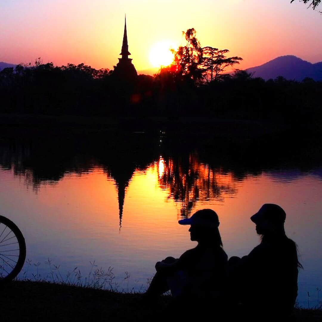 タイ国政府観光庁さんのインスタグラム写真 - (タイ国政府観光庁Instagram)「スコータイでは夕日の時間帯を狙って絶景ショットをパシャリ♪山々に囲まれているスコータイ歴史公園は夕日が落ちる景色が美しいことでも有名。池に浮かぶ小島にある「ワット・サ・シー」は水面に仏塔と夕日が反射する風景が人気。「ワット・マハタート」の真っ赤に染まる夕日を背にした仏像の幻想的な光景もフォトジェニックです♪  #タイ #スコータイ #スコータイ歴史公園 #ワットサシー #ワットマハタート #夕日 #絶景 #歴女 #世界遺産 #寺院 #仏像 #タイ旅行 #旅好きな人と繋がりたい #はじめてのタイ #もっと知りタイ #こんなタイ知らなかった #thailand #sukhothai #watsrasri #watmahathat #sukhothaihistoricalpark #sunset #worldheritage #unescoworldheritage #amazingthailand #thailandtravel #thailandtrip #thaistagram #genic_thailand #lovethailand」1月10日 19時33分 - amazingthailandjp