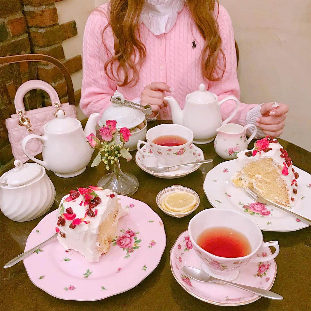 小沼瑞季さんのインスタグラム写真 - (小沼瑞季Instagram)「. . 目白にある#カフェアコリット へ🍰☕️ . . バラのシフォンケーキが 可愛くて美味しくて🌹✨✨ . 店員さんもとっても親切で 雰囲気のよいステキなカフェでした(灬˘╰╯˘灬)♥｡･ﾟ . . #sweets#dessert#cutesweets#pinksweets#cafe#tokyocafe#japanesesweets#instasweets#目白#目白カフェ#東京カフェ#喫茶店#シフォンケーキ#ケーキ#カフェ#カフェ巡り#フォトジェニック#먹스타그램#카페#데일리#카페스타그램#スイーツ女子#スイーツ部#スイーツ巡り#みいきのカフェめぐり☕️🍰」1月10日 21時58分 - mizukikonuma