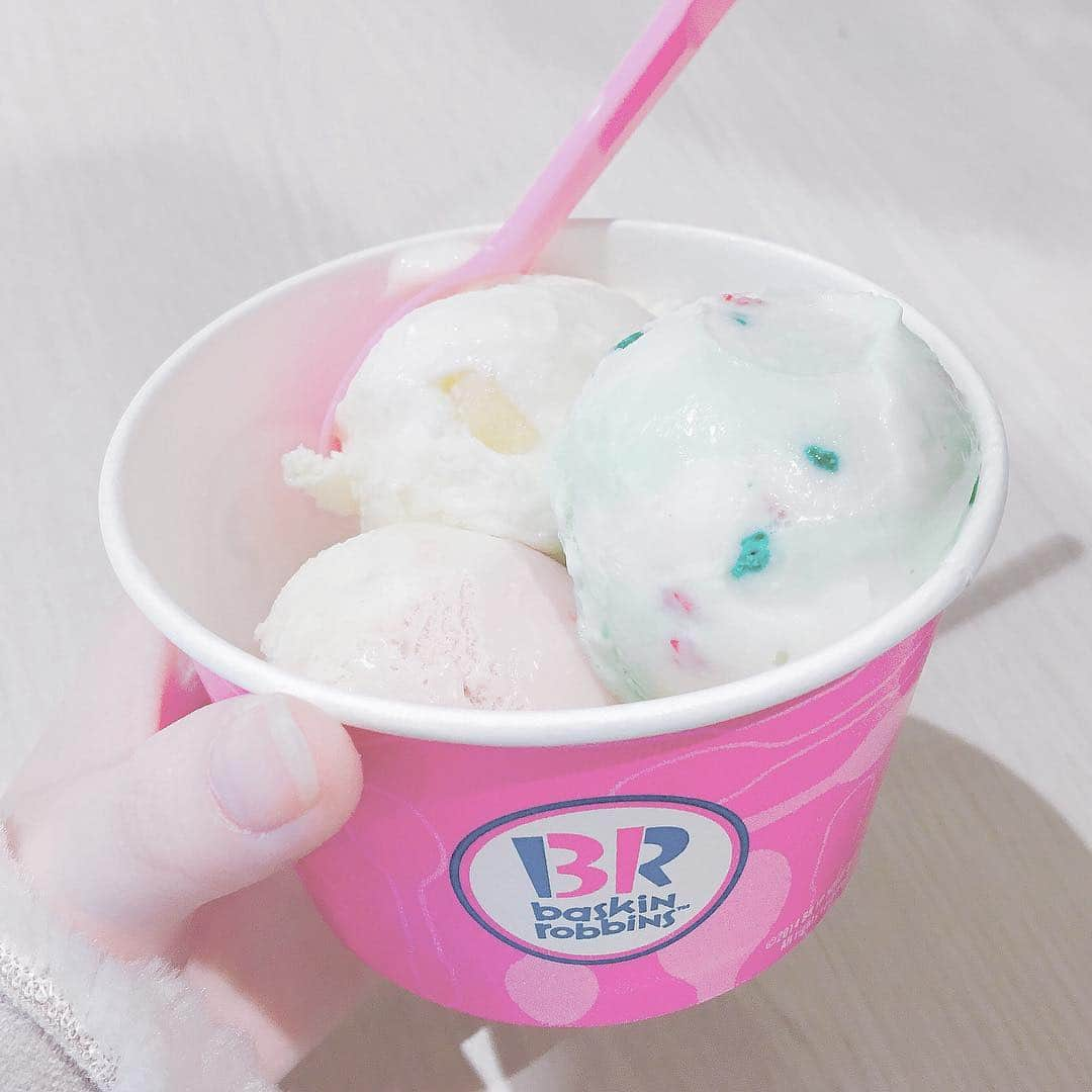 千葉思佳のインスタグラム：「アイス🍦  3つの味選べるトリプルなんちゃらは欲張りなちばちゃんには最高ですわ、！！ . . . . . #ぷちぱすぽ #ぷちぱ #千葉思佳 #おもちゅ #サーティワン #サーティワンアイスクリーム #アイスクリーム #アイス #icecream #ice #ポッピングシャワー #31 #31アイスクリーム」