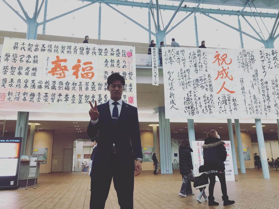 高橋奎二のインスタグラム：「無事成人式終えることができました！ 中学校のみんなと会えて嬉しかったです！ 今年も1年頑張ります💪」