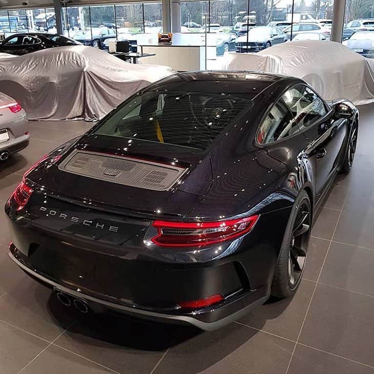 CarsWithoutLimitsさんのインスタグラム写真 - (CarsWithoutLimitsInstagram)「Porsche is killing it. GT3 Touring Package  pic @porsche.sport.germany #carswithoutlimits #porsche #gt3 #touring」1月10日 23時39分 - carswithoutlimits