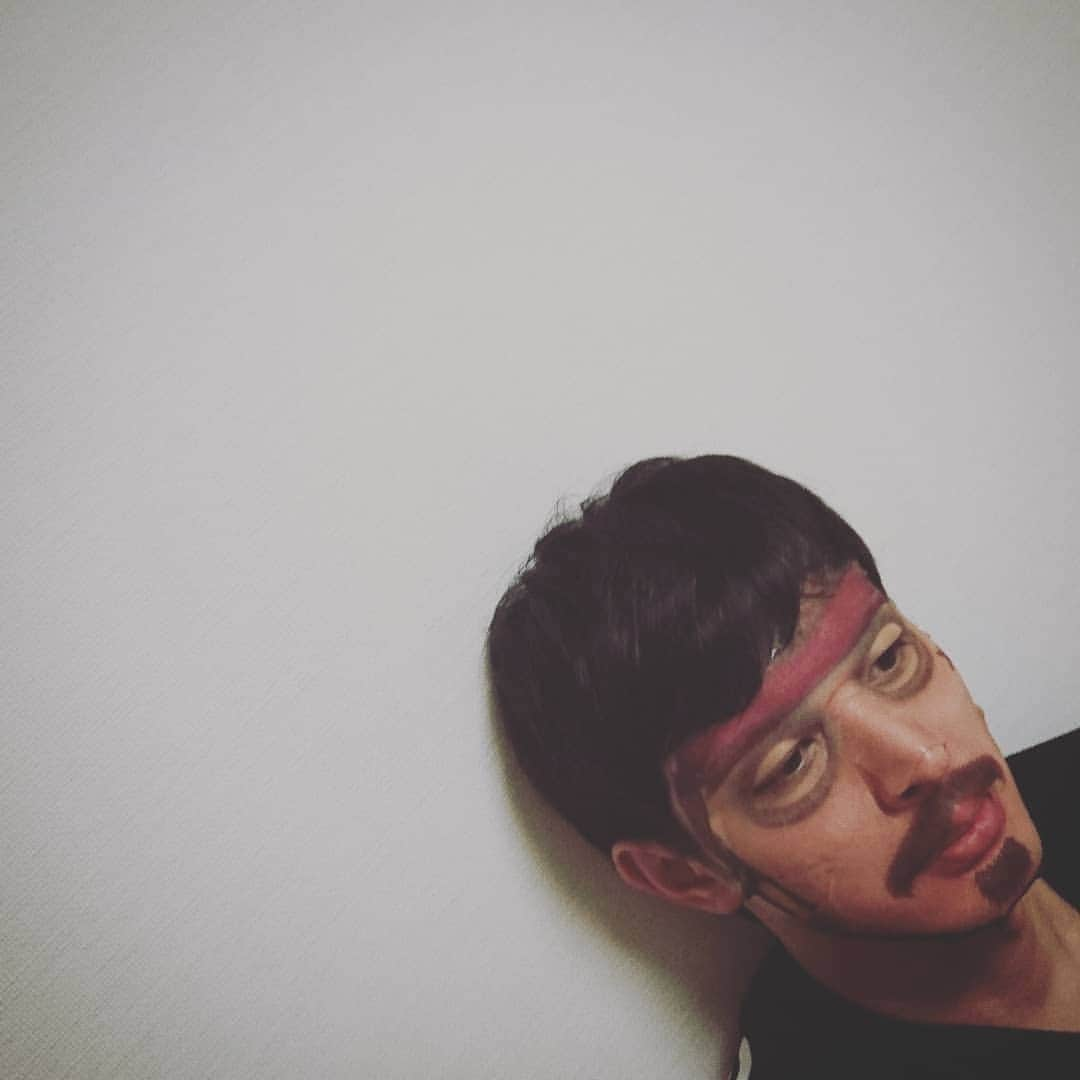 西尾健太さんのインスタグラム写真 - (西尾健太Instagram)「えー、どうもジャック・スパロウです。  #フェイスパック  #パイレーツオブカリビアン  #ジャックスパロウ #ディズニー #黒ひげ危機一髪 #健パック」1月11日 0時29分 - nishio.kenta