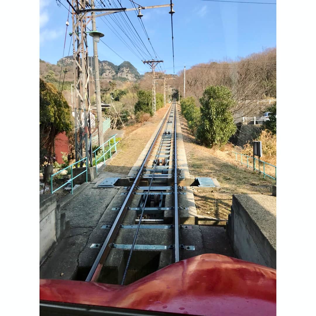 藤澤恵麻さんのインスタグラム写真 - (藤澤恵麻Instagram)「故郷香川の八栗寺で初詣 山頂の境内まではケーブルカーで向かいます おみくじを引いて絵馬も書きました。 今年、私は年女。 どうか良い年になりますように！  最後の写真に写っている山は、地元では人が寝ている横顔に見えることで有名な「五剣山」。 皆さんにもそう映りますか？  #恵麻 #ema #初詣 #八栗寺 #五剣山 #香川県 #戌年 #お正月」1月11日 2時23分 - ema_fujisawa_official