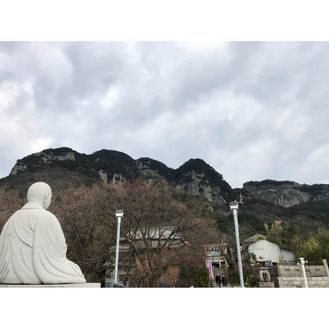 藤澤恵麻さんのインスタグラム写真 - (藤澤恵麻Instagram)「故郷香川の八栗寺で初詣 山頂の境内まではケーブルカーで向かいます おみくじを引いて絵馬も書きました。 今年、私は年女。 どうか良い年になりますように！  最後の写真に写っている山は、地元では人が寝ている横顔に見えることで有名な「五剣山」。 皆さんにもそう映りますか？  #恵麻 #ema #初詣 #八栗寺 #五剣山 #香川県 #戌年 #お正月」1月11日 2時23分 - ema_fujisawa_official