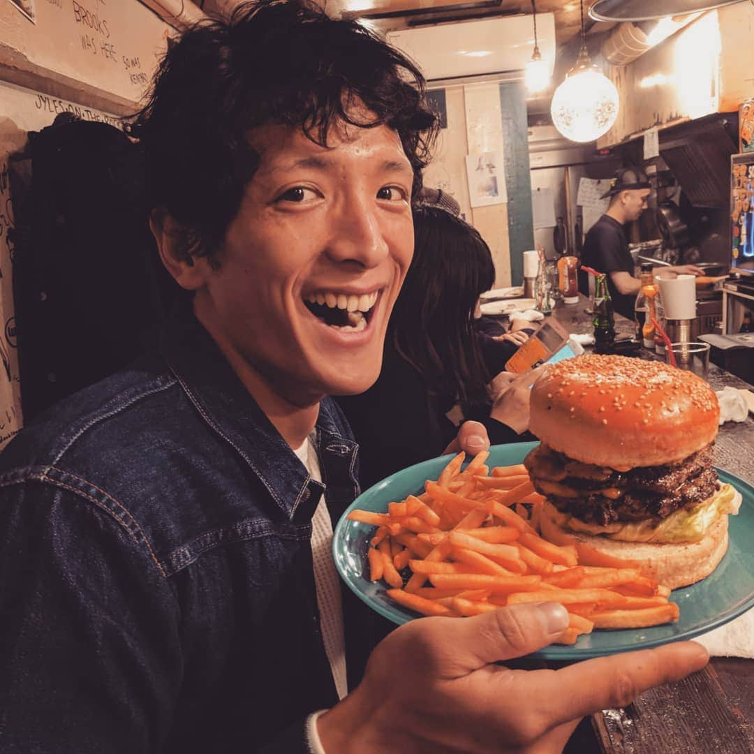 アイク・B・ヌワラさんのインスタグラム写真 - (アイク・B・ヌワラInstagram)「豪太とハンバーガー！！ #渡部豪太 #俳優 #実は #昔から仲良し #ハンバーガー #マジうまい #うましゃーす #Umacious」1月11日 14時01分 - aiku_nuwachan