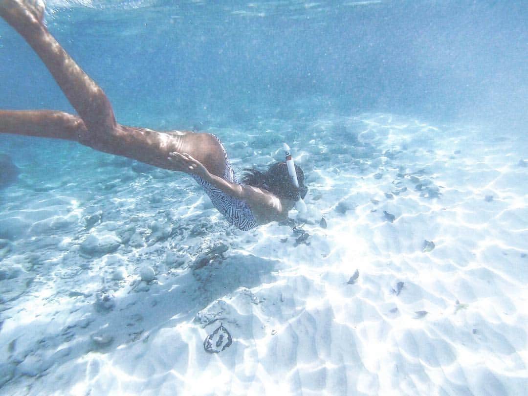 福井仁美さんのインスタグラム写真 - (福井仁美Instagram)「💭Underwater daydreaming 💭 ・ ・ 抜群の透明度。どこまでも白い砂でたまに魚がいるのがとっても癒し🐠 ・ @elnidoresorts  #philippines #islandhopping #mermaid #palawan #elnido #パラワン #エルニド」1月11日 12時56分 - hitton28