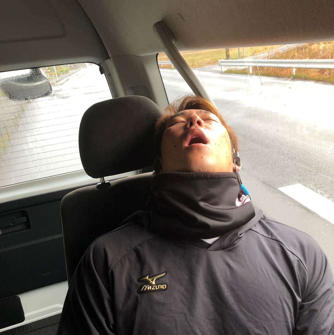 加藤翔平さんのインスタグラム写真 - (加藤翔平Instagram)「午前中の練習終わりましたー⚾️ 今日は雪の降る中での練習❄️ 寒いけど、元気出して頑張ってます✌️ 行きの車中で爆睡中の大地さん😴 お疲れ気味です！」1月11日 13時11分 - sho328hei
