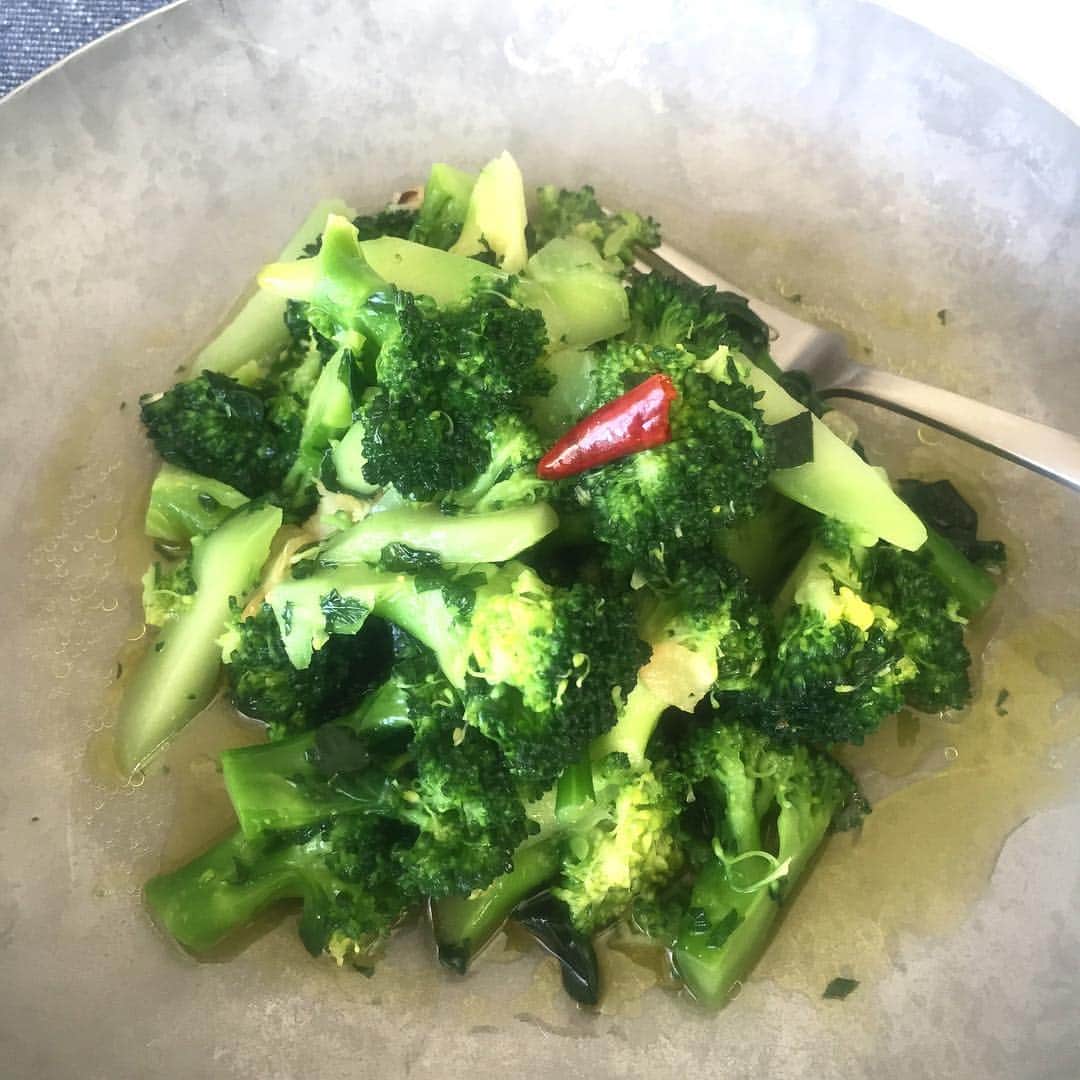 松浦弥太郎さんのインスタグラム写真 - (松浦弥太郎Instagram)「毎度毎度のブロッコリーのペペロンチーノ。いくらでも食べられます。僕の主食。お、い、し、い。#ペペロンチーノ #ブロッコリー」1月11日 13時48分 - yatarom