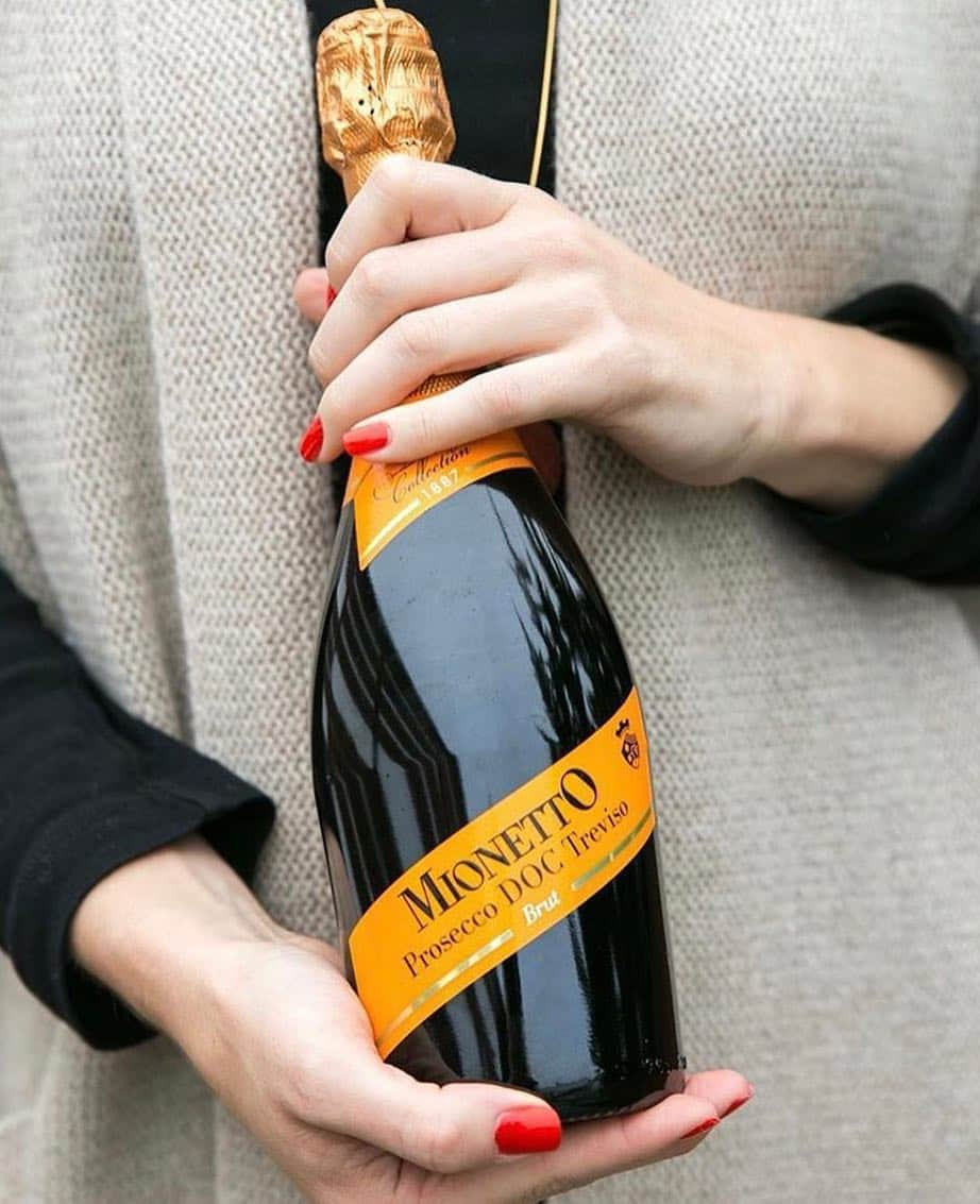 Mionettoのインスタグラム：「Take happy hour home with a bottle of Mionetto Prosecco 🍾 Thanks #mionettoproseccousa 📸  #lovemionetto #mionettoprosecco」