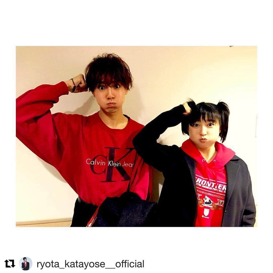 兄に愛されすぎて困ってますのインスタグラム：「#Repost @ryota_katayose__official ・・・ 昨日は 映画「兄に愛されすぎて困ってます」 DVD&Blu-rayが発売💥💥💥 そんな昨日のお伝えしたかったこと💡 昨夜は 橘せとかを演じられた 土屋太鳳さんが出演中の 舞台「プルートゥ PLUTO」を観劇しに 行かせて頂きました🙇‍♂️🙇‍♂️ マネージャーさんに スケジュールの空いているところで 是非観劇しに行かせて頂きたい とお願いしたところ… たまたま昨日伺うことになり、 まさかのDVD発売日じゃん😵🎉 という盛り上がりで 久々の橘兄妹で兄こまポーズ😂‼️ ちなみにこの顔は 舞台「プルートゥ PLUTO」のなかで 土屋さん演じるウランちゃんの表情を 一緒にやらせてもらいましたが、 本物のウランちゃんには 敵いませんでした🤔💦 #謎のライバル意識  舞台「プルートゥ PLUTO」は 人間ってなんだろう 感情ってなんだろう とすごく考えさせられる舞台で 演出も本当に素晴らしくて 刺激と感動を頂きました‼️‼️ 特典映像盛りだくさんすぎて困ってますな 映画「兄に愛されすぎて困ってます」DVD&Blu-ray このお値段でこのボリュームは ゲット間違いなしです🔥🔥🔥 @anikoma_movie #兄こま #兄こまDVD #橘兄妹」