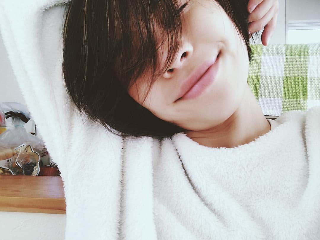 齋藤美波のインスタグラム：「✴︎ 🌞🌿🍃🌻 はふ〜 よくみんなショートボブにすると もっとショートにしたくなるって言うじゃん？ ...その気持ち なんか、 すごくわかる気がする...🙄 ・ でもまだしなーい🙋🏽‍♀️笑 もう少しショートボブ楽しむ❤️ ・ ・ #ショートボブ#ショート#すっぴん#パジャマ#おはよう#男顔#nomake#shortbob#shortcut#hair#goodmorning#happy#today」
