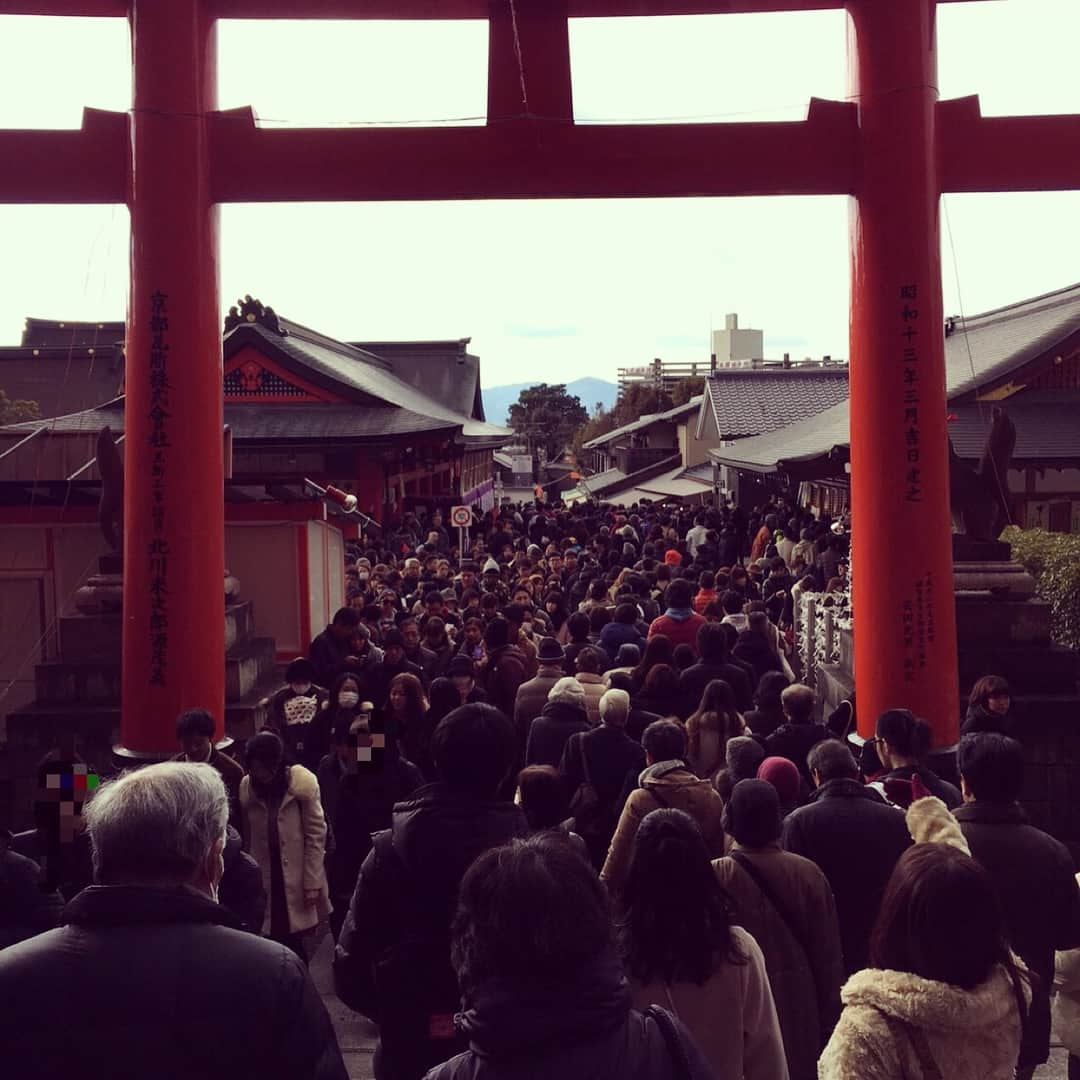 國島直希さんのインスタグラム写真 - (國島直希Instagram)「毎年、 初詣は、伏見稲荷神社。 舞台8の本番の後は、睡眠。 と決まっております。 神社は、山頂まで行ってきました。 おみくじは、向大吉という、大大吉、大吉の次にいい運勢でした。大吉に向かうって意味らしいです。 1枚目の写真、ティラミスなんす。 僕が知ってるティラミスとは次元が違いました。 上に抹茶の粉、その下が甘くしたトロロみたいなクリーム、その下に抹茶生地のケーキ。入れ物から味までおしゃれなティラミスでした。 でも、横に見切れてるパフェ、このパフェが実はこの３つの中で一番好きでした。 このティラミス達にたどり着くまでに、2時間待った。 食べる為に2時間並ぶの初めて。 最近ハマってる動物を盛るゲームと、アニメを2話分観てなんとか乗り切りました。 ちゃんちゃん。  #伏見稲荷大社  #伏見稲荷神社  #抹茶ティラミス #舞台8」1月11日 16時17分 - naoki.kunishima