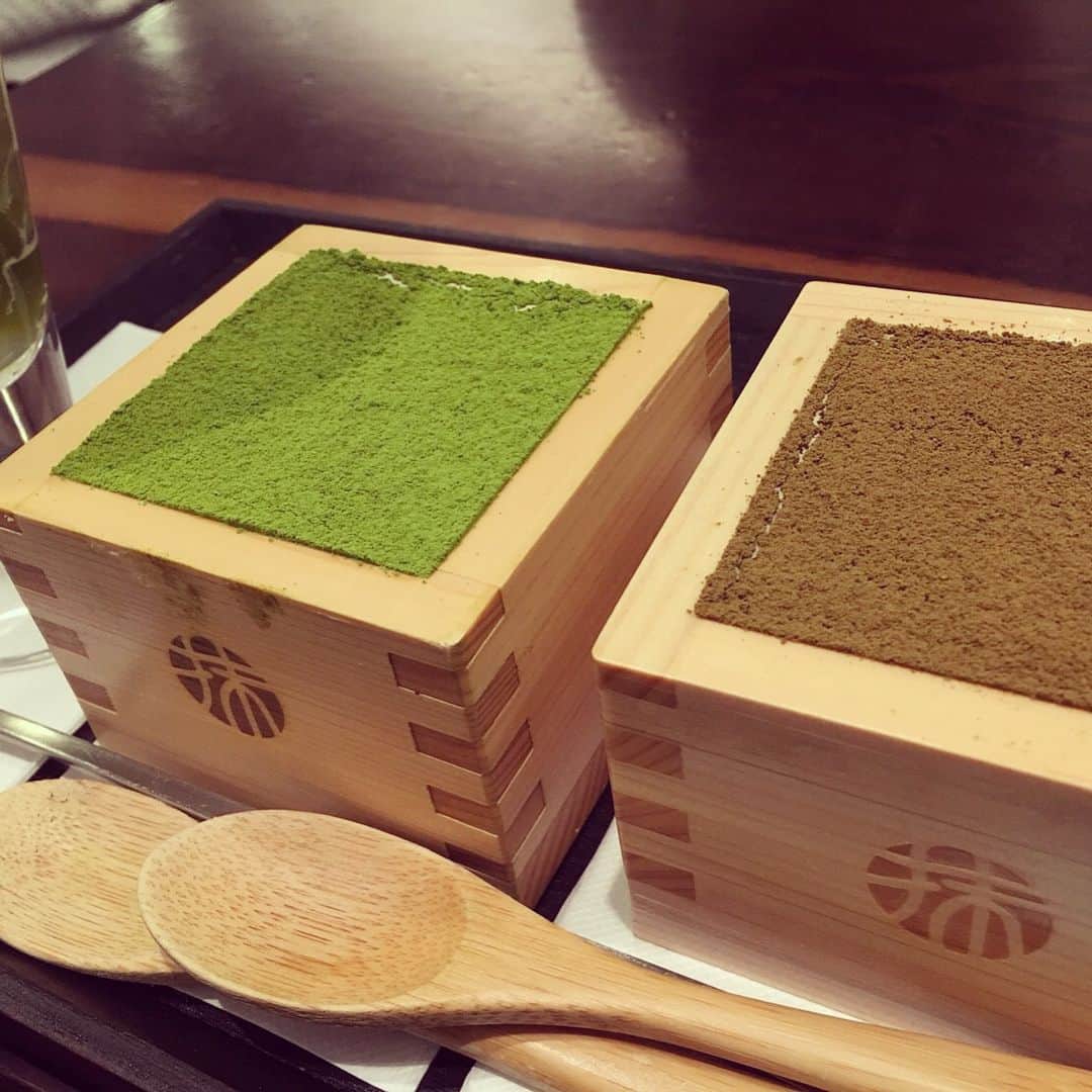 國島直希のインスタグラム：「毎年、 初詣は、伏見稲荷神社。 舞台8の本番の後は、睡眠。 と決まっております。 神社は、山頂まで行ってきました。 おみくじは、向大吉という、大大吉、大吉の次にいい運勢でした。大吉に向かうって意味らしいです。 1枚目の写真、ティラミスなんす。 僕が知ってるティラミスとは次元が違いました。 上に抹茶の粉、その下が甘くしたトロロみたいなクリーム、その下に抹茶生地のケーキ。入れ物から味までおしゃれなティラミスでした。 でも、横に見切れてるパフェ、このパフェが実はこの３つの中で一番好きでした。 このティラミス達にたどり着くまでに、2時間待った。 食べる為に2時間並ぶの初めて。 最近ハマってる動物を盛るゲームと、アニメを2話分観てなんとか乗り切りました。 ちゃんちゃん。  #伏見稲荷大社  #伏見稲荷神社  #抹茶ティラミス #舞台8」