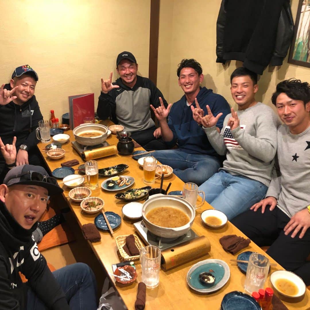西田哲朗さんのインスタグラム写真 - (西田哲朗Instagram)「2018年もよろしくお願いします。まずはじめに星野仙一前監督、御冥福をお祈りいたします。本当に突然の事でした。12月に話さしていただいたのが最後となってしまいました。日本一のメンバーに入れていただいた事、シーズン131試合出さしてもらった事、さまざまな経験をさしていただき感謝しかありません。その監督の故郷倉敷でチーム嶋自主トレが始まりました。嶋さんはじめ河野建設の河野さん兄弟のはつさん、なるさん、男前焼肉平田さんのサポートがあり、充実した自主トレになっています。ありがとうごさいます！2月のキャンプ、そしてシーズンに向けてしっかり取り組んでいきます！ 今日はオフの中ボートトレーニング！ 枡田慎太郎さん、中川大志さんのインスタの本気のあっち向いてホイもみてください！ #岡山#倉敷#倉敷マスカットスタジアム#チーム嶋#自主トレ#アヒルボート#ボート#岡山城#あっち向いてホイ#嶋基宏 #枡田慎太郎#中川大志#男前焼肉#関大一高 #uabaseball #西田哲朗」1月11日 17時46分 - nishidatetsuro