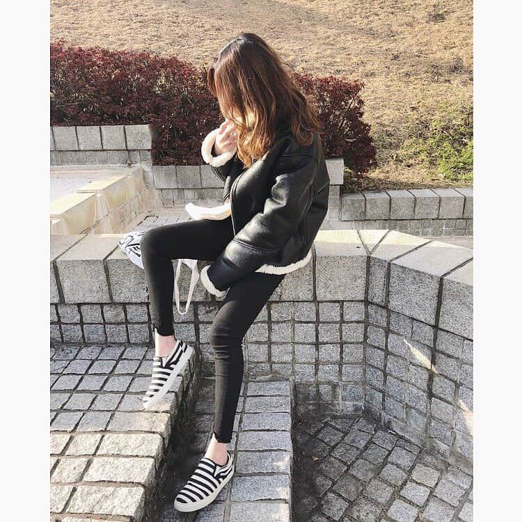 Maiさんのインスタグラム写真 - (MaiInstagram)「#ootd #ムスタンコート #黒スキニー #ボーダー #スリッポン #undercover  コーディネートの詳細はブログに書いてます😌🌿 ・ ムスタンコートの詳細も書いてます☺︎」1月11日 17時21分 - maimaimai1016