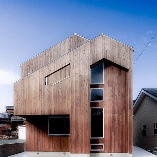 feve casaのインスタグラム：「1950-houseという名の小さな住宅です。外観は凸凹の壁面とアルミサッシのインダストリアル感が個性的。 設計：西本哲也/アトリエオーブ ☆この建築家が気になったらトップページから「アトリエオーブ」を検索。 #プロフィールからどうぞ  #建築家とつくる家 #注文住宅 #マイホーム #グッドデザイン賞 #設計事務所 #デザイン」
