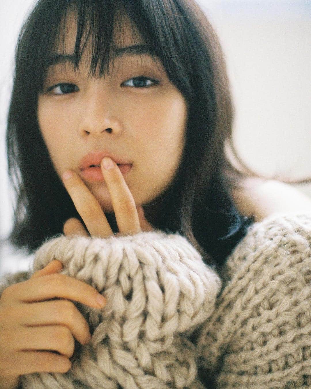 花盛友里のインスタグラム：「広瀬すずちゃん for @seventeenjp_mag  唇がとてもよい💋！」