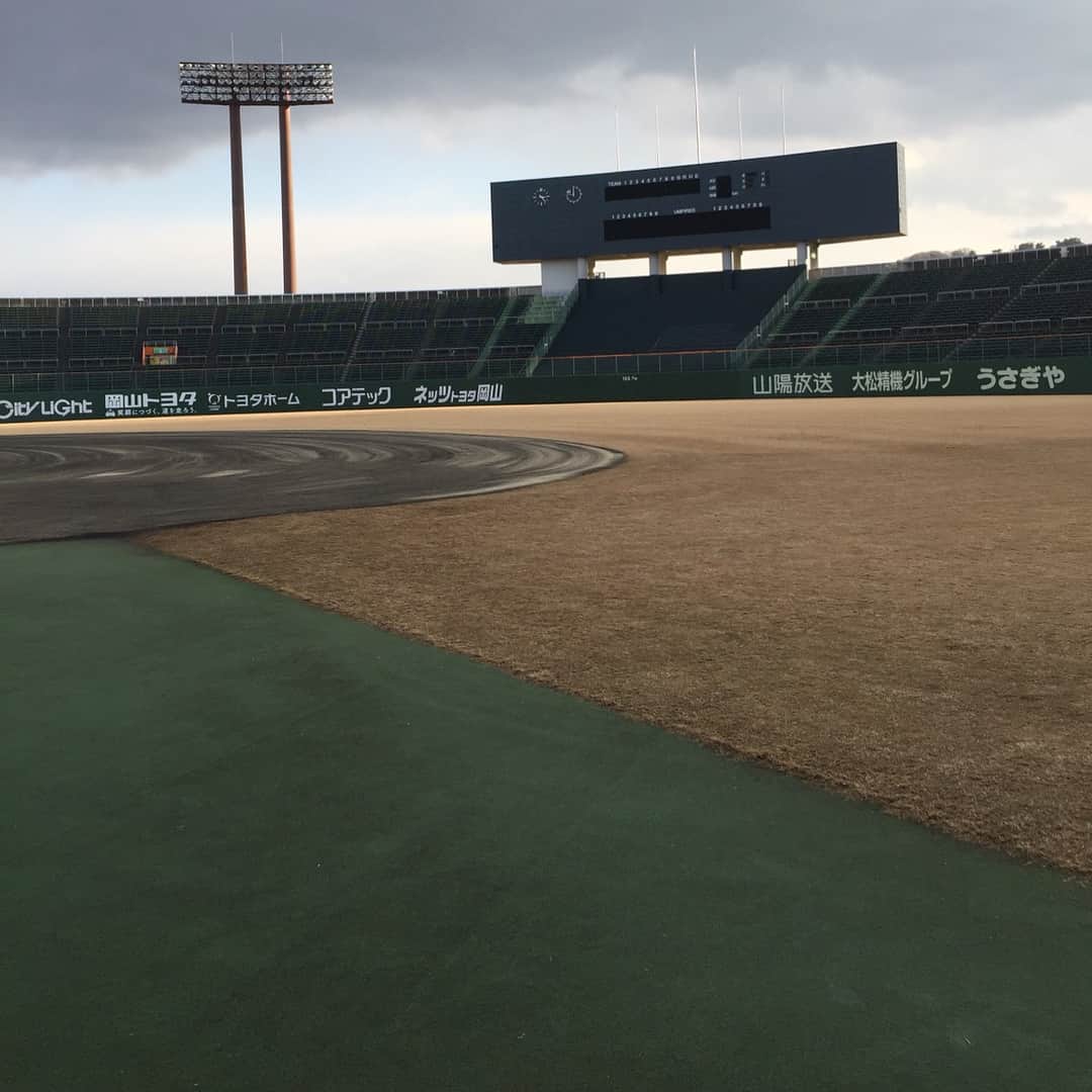 のインスタグラム：「2018年もよろしくお願いします。まずはじめに星野仙一前監督、御冥福をお祈りいたします。本当に突然の事でした。12月に話さしていただいたのが最後となってしまいました。日本一のメンバーに入れていただいた事、シーズン131試合出さしてもらった事、さまざまな経験をさしていただき感謝しかありません。その監督の故郷倉敷でチーム嶋自主トレが始まりました。嶋さんはじめ河野建設の河野さん兄弟のはつさん、なるさん、男前焼肉平田さんのサポートがあり、充実した自主トレになっています。ありがとうごさいます！2月のキャンプ、そしてシーズンに向けてしっかり取り組んでいきます！ 今日はオフの中ボートトレーニング！ 枡田慎太郎さん、中川大志さんのインスタの本気のあっち向いてホイもみてください！ #岡山#倉敷#倉敷マスカットスタジアム#チーム嶋#自主トレ#アヒルボート#ボート#岡山城#あっち向いてホイ#嶋基宏 #枡田慎太郎#中川大志#男前焼肉#関大一高 #uabaseball #西田哲朗」