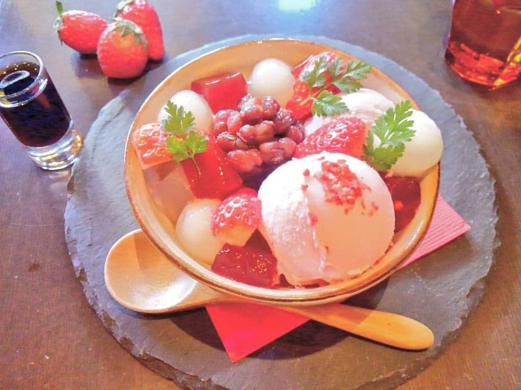 おいもカフェ金糸雀のインスタグラム：「. 冬季限定の『おいも鎌倉イチゴあんみつ』。 SNS映えするカワイイ苺スイーツと、おいもカフェならではの紫芋アイスを一度に味わえる特別なあんみつ♪ 冬の今だけのフォトジェニックなあんみつです(^^) . #おいもカフェ金糸雀 #カフェ #鎌倉 #あんみつ #スイーツ #フォトジェニック #おいもカフェ #苺 #いちご #鎌倉カフェ #インスタ映え #ストロベリー #苺スイーツ . 《おいもカフェ金糸雀》 営業時間：10:00-18:00(L.O.17:30) 定休日：水曜日 248-0006 神奈川県鎌倉市小町2-10-10 小町TIビル1F TEL：0467-22-4908」
