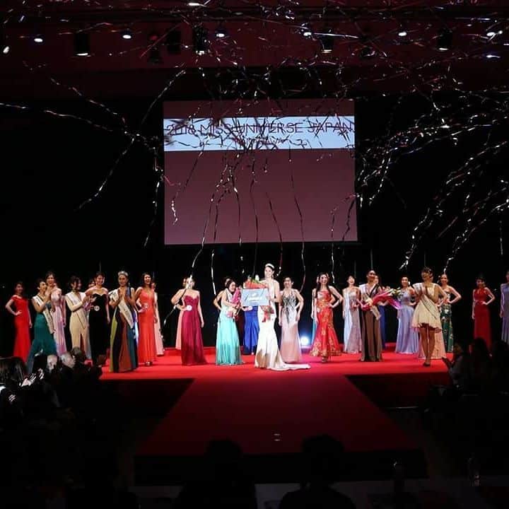 永吉令奈のインスタグラム：「【2018ミスユニバース神奈川決勝大会】  ついに2018年度の大会が終わり、私の集大成となった1年間の任期が終わりました✨  大会当日は落ち着く余裕もなくずっとソワソワしたまま本番が始まり、家に帰るまで気を張っていました。  なので写真を全然撮っていなくて、終わってからショックなぐらい、写真ないです(笑)  写真ください(笑)  演出担当として会場選定から携わらせてもらって、決まるまで毎日焦りを感じていましたが、大さん橋ホールに決めることができたとき、興奮したのを覚えています。  やはり自分が出場した年よりも素晴らしい大会にしたかったので、 演出も面白いものにしたいなと毎日考えていました。  ただ、大会は色んなことの流れがあって私の案が全て実現できるわけではなかったので、本番中もまだ悩みながら見ていました。  終わってからすぐ、もっと凄い大会に出来そうな気がしました。  そこは来年また期待したいですが、  間違いなく、全国でも今年の神奈川大会が郡を抜いた規模の大会になったと思います✊✨ そこは本当に誇りに思っていますし、舞台を設営してくださった皆様、音照さんが本当に素晴らしいステージにしてくださいました。 ありがとうございました✨  そして当日、会場の運営にご協力頂いた皆様のおかげで昨年度の数倍の動員数でありながら、トラブルなくスムーズに開催することができました。ありがとうございました✨  また、ご協賛頂いている起業の皆様、ご支援、ご後援頂いている皆様方のおかげで大会が成り立ち、輝く女性たちが毎年輩出されます。 心より感謝いたします。  何よりもこの1年、大会を成功させたい一心だったので、18年ファイナリストには厳しい言葉も投げかけたと思います💦  特に関西弁はよりきつい言葉に聞こえたかもしれない😂 反省(笑)  でもみんな可愛いというか、愛らしいというかw  純粋に一生懸命頑張っている子たちにはついつい熱が入るものですね✨  レッスンにトレーナーとして参加するのは本当に楽しかったですし、彼女たちのおかげでまた私も素晴らしい経験を積むことができました😊  ありがとう✨  そして17年GPの白濱絵里奈ちゃん、 準GPの八田幸子ちゃん、 野崎愛ちゃんと共に頑張ってこれたこと心より嬉しく思います✨ ありがとう✨  それぞれが、自分のカラーを持っていて本当に良いバランスの4人だったなと改めて思います✨ ふとした時、このメンバーでいることの安心感がありました。 3人のこと心からリスペクトしています✨ 任期は終わっても、これからもお付き合いよろしく💓  16年GPの高橋未来さん、 候補生のときから未来さんの愛のある熱い指導が大好きで、今年度は未来さんの熱血指導を私も引き継げたかな？と勝手に思っていますw なんだか今はお姉ちゃんのように頼ってしまう存在です💕 今年度の大会でもお世話になりありがとうございました✨  メイク講師の若松さん、 一年越しにお会いしても、当時の私を覚えてくださって大会当日も安心感を与えてくださりソワソワする私が落ち着く瞬間でした✨ メイクで女性は自信が持てたり、自分を表現することができることを教えてくれた若松さん。 またどこかの現場でご一緒できると幸いです✨ ありがとうございました✨  神奈川事務局の皆様、 私が1年間活動してこれたのは事務局の皆様のおかげです。たくさんのことを学ばせて頂きました✨ これからも事務局の皆様に恩返しができるよう、精一杯、精進して参ります✨ 本当にありがとうございました✨  地元関西を出て１年。  これからの１年はまた新たなことにチャレンジしていきます❗  また、今後とも応援して頂けると幸いです✨  Thank you for Miss universe Kanagawa.2017⏩2018👑💓」