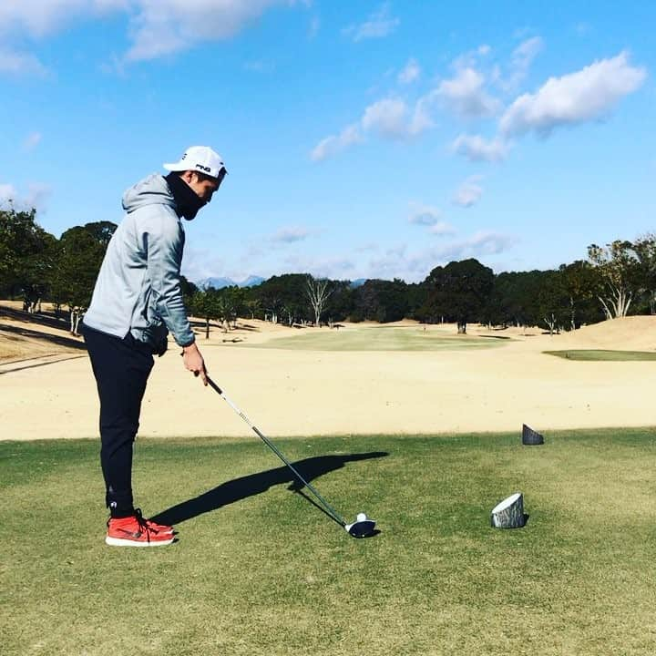 岩嵜翔のインスタグラム：「休日は自主トレメンバーでゴルフ⛳️ #UMK#ナイスショット #朝一#黒木紀至プロ#尾関プロ#大松プロ#楽しかった#リフレッシュ#福岡は大雪の中#宮崎は快晴」