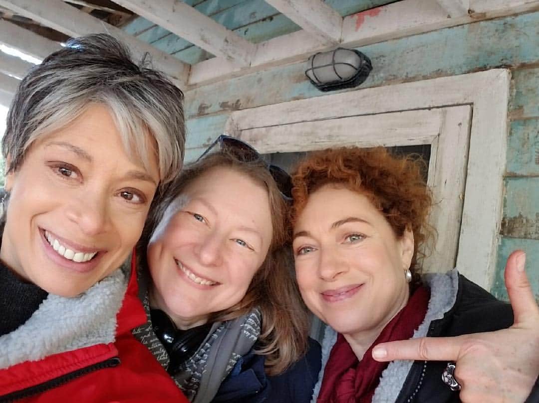 アレックス・キングストンのインスタグラム：「Three bitchn witches!!!!!!!!! @skyone @bad_wolf_tv @adiscoveryofwitchestv @nowtv」