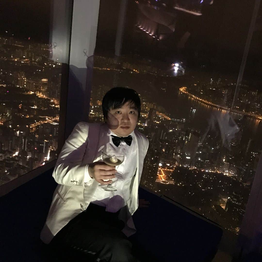 のインスタグラム：「海外ロケにて、超高級ホテル118階のBAR。優雅で大人や。夜景が俺を照らす。こんな夜もありですな。 #ケツ」