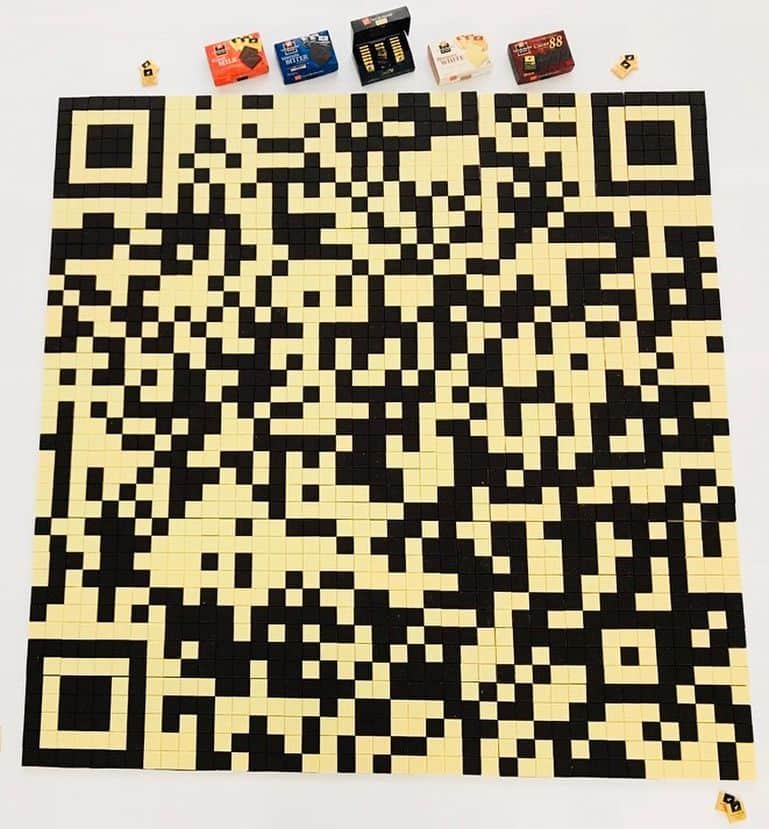森永製菓　関西公式のインスタグラム：「カレ・ド・ショコラでQRコード作ったで！何が読み取れるかな・・・？ #関西Mくん #森永製菓関西公式 #モザイクアート #カレドショコラ #QRコード」